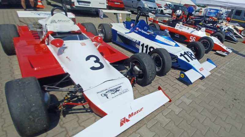 zdjęcie przedstawia stare bolidy