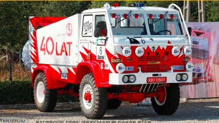 stary czerwono biały pojazd przypominajacy wóz strażacki