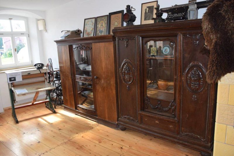 stare drewniane szafki stojące przy ścianie