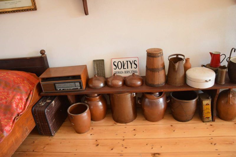 stare drewniane naczynia stojące na stole