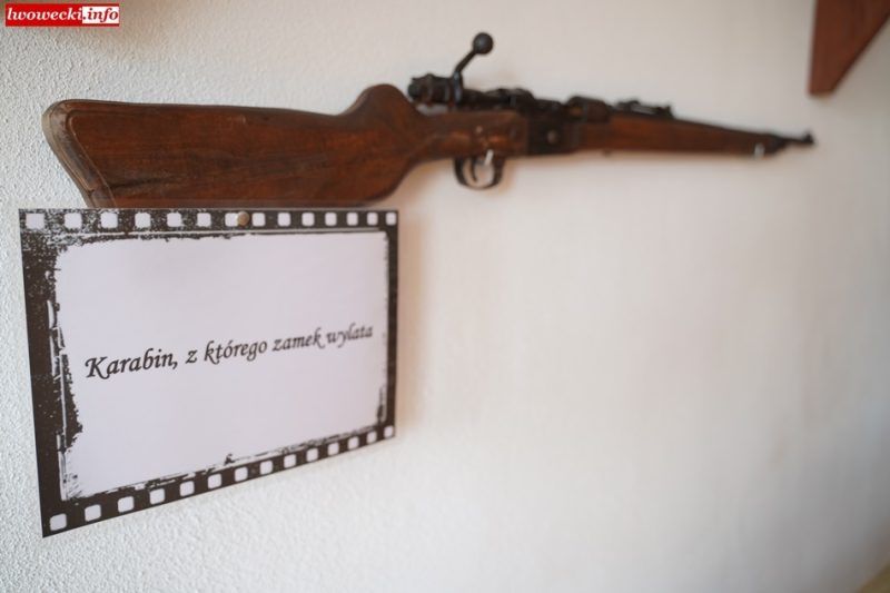 drewniana broń przyczepiona do ściany