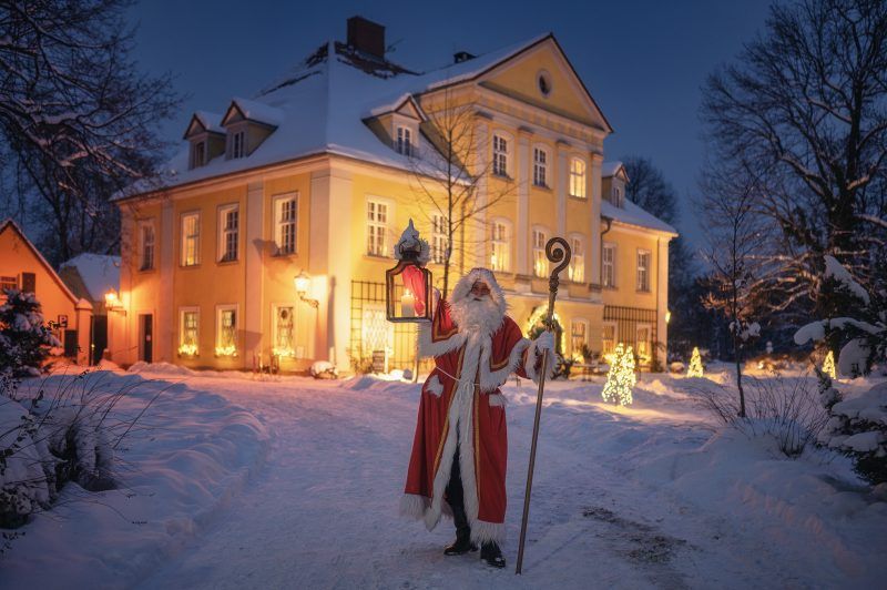 Grafika ilustracyjna wydarzenia na kiermaszu bożonarodzeniowym w Pałacu łomncia w 2025 roku