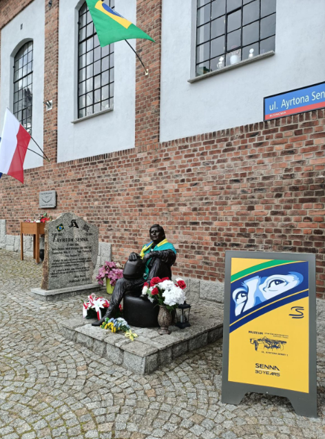 pomnik ayrtona senny