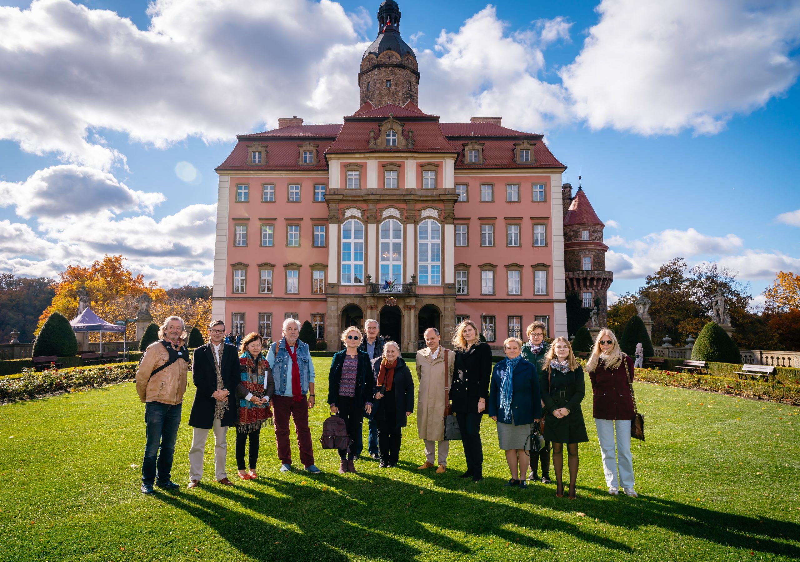 Zdjęcie grupowe przedstawicieli różnych instytucji - Rada Naukowa w Zamku Książ