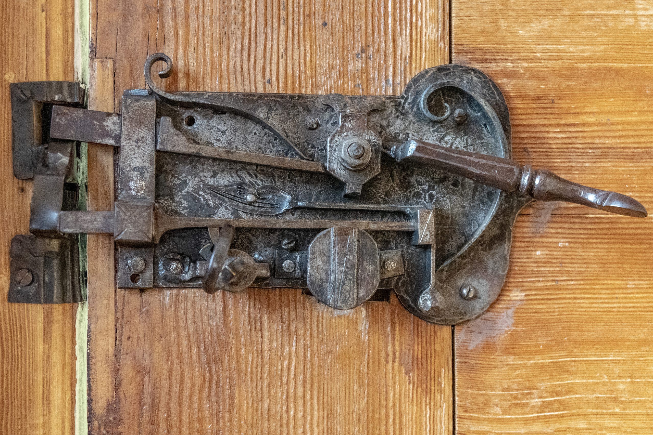 Metalowe okucie drzwiowe w Zamku Czocha