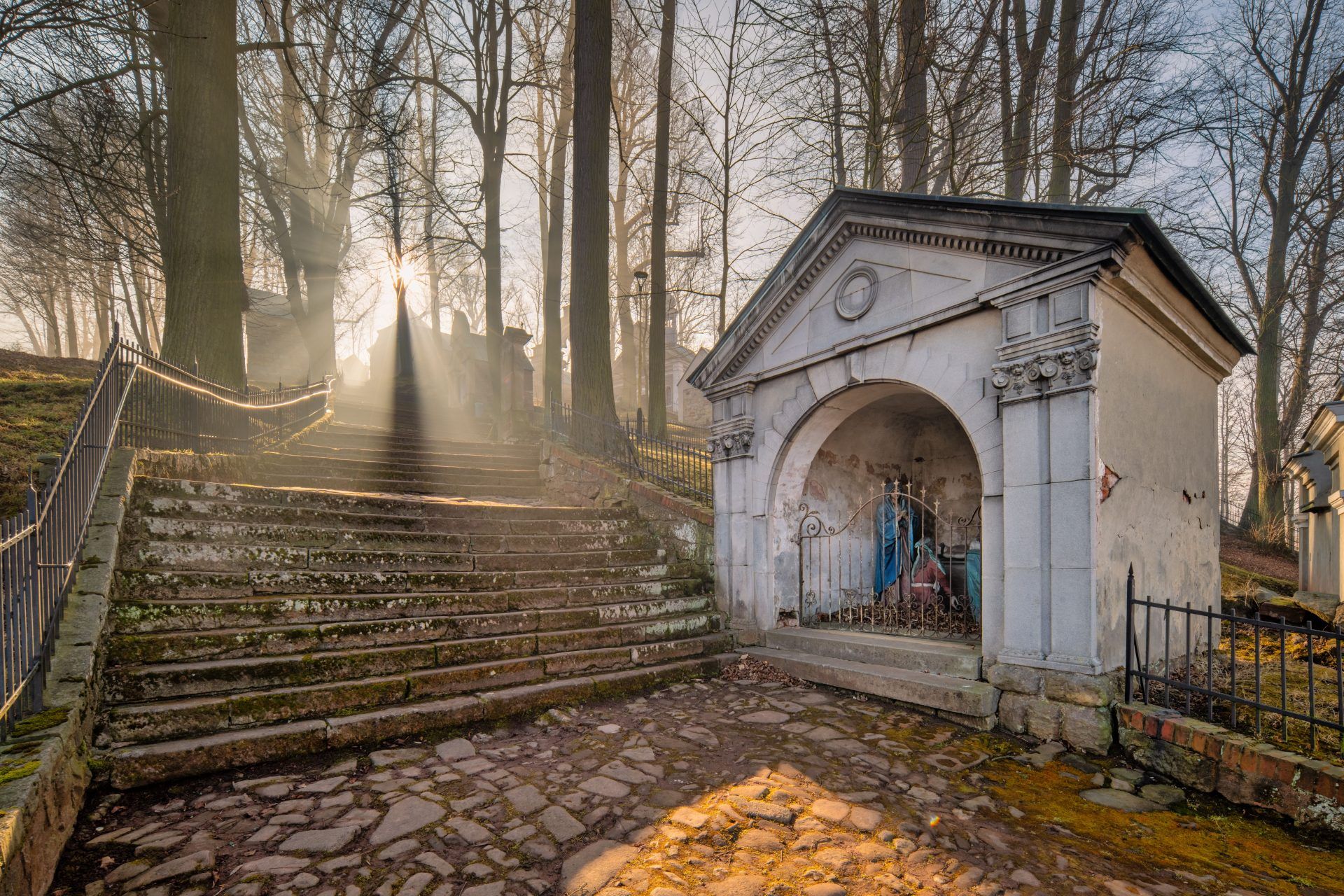 Kapliczka przy wejścicu na schody.