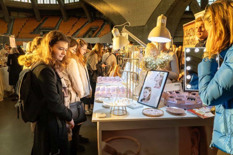 Stoiska podczas targów Rzeczy Wyjątkowych w Hali Stulecia