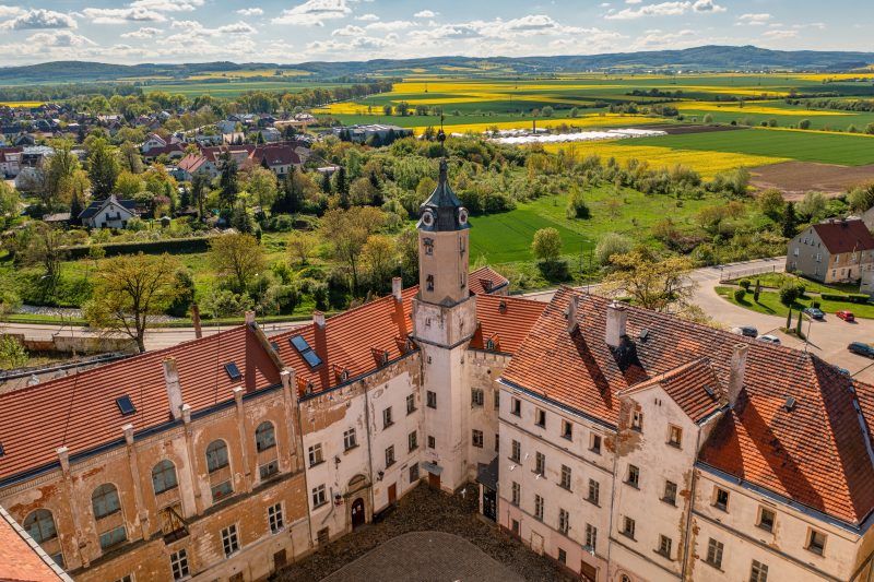 Na zdjęciu Zamek Piastowski w Jaworze wygląda jak solidna, jasnokamienna twierdza z wysoką, prostokątną wieżą i równymi murami dominującymi nad otoczeniem.