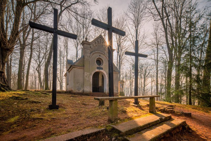 Widok bazylikę wznoszącą się na wzgórzach otoczoną trzema krzyżami.