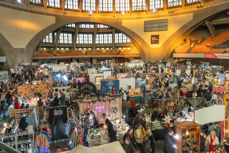 Stoiska podczas targów Rzeczy Wyjątkowych w Hali Stulecia