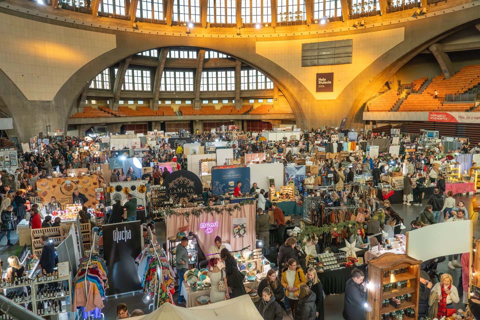 Stoiska podczas targów Rzeczy Wyjątkowych w Hali Stulecia