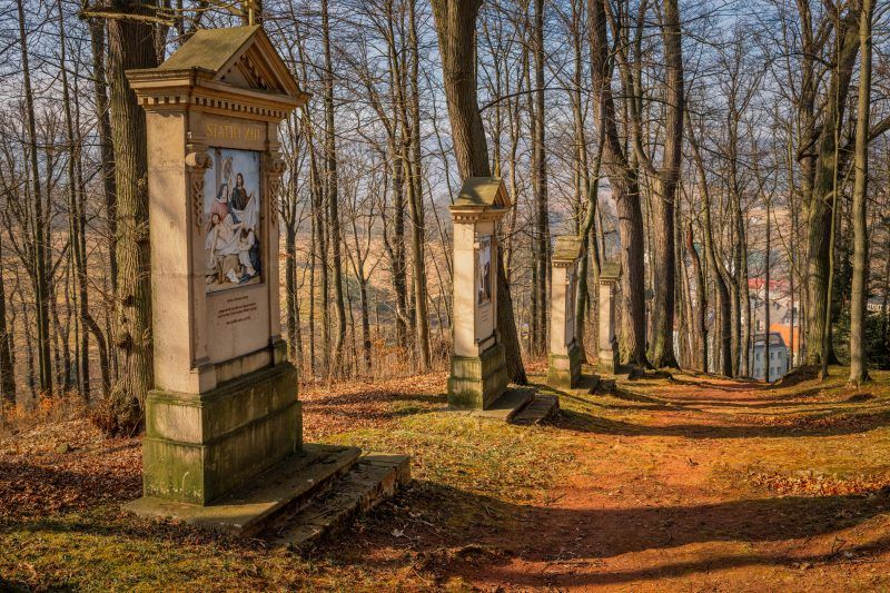 Kapliczki położone wśród drzew.