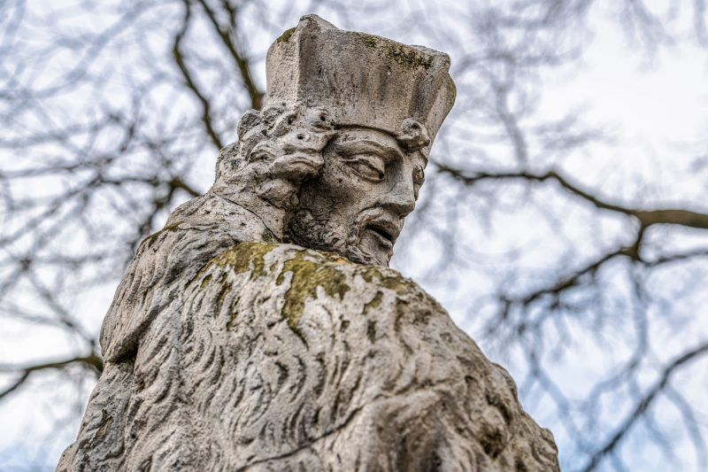 Na zdjęciu widać kamienną figurę św. Jana Nepomucena.