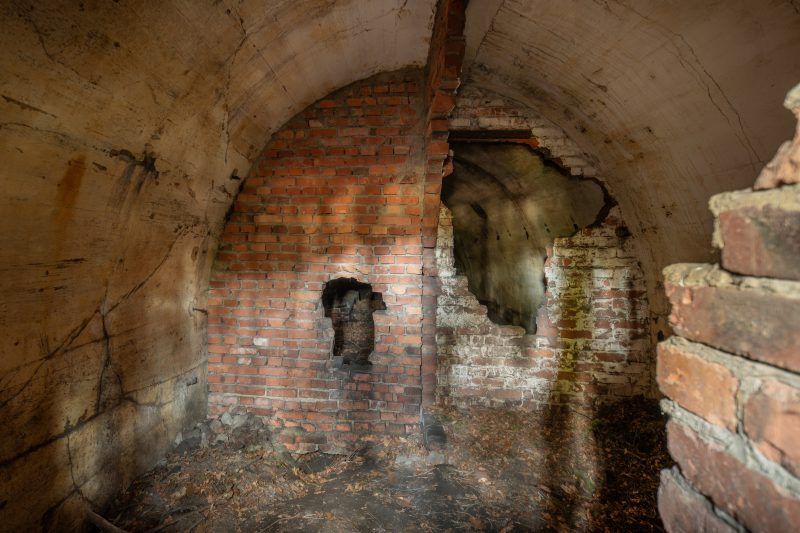 W środku sztolni Ernestine widać otwartą przestrzeń z kamiennymi ścianami i resztkami dawnych konstrukcji, które świadczą o historycznym wydobyciu. Atmosfera jest surowa i naturalna, z widocznymi śladami czasu.