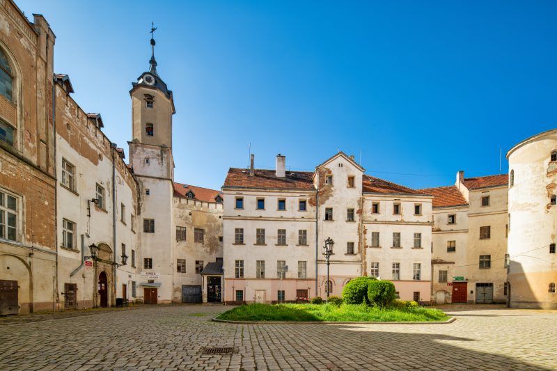 Na zdjęciu Zamek Piastowski w Jaworze wygląda jak solidna, jasnokamienna twierdza z wysoką, prostokątną wieżą i równymi murami dominującymi nad otoczeniem.