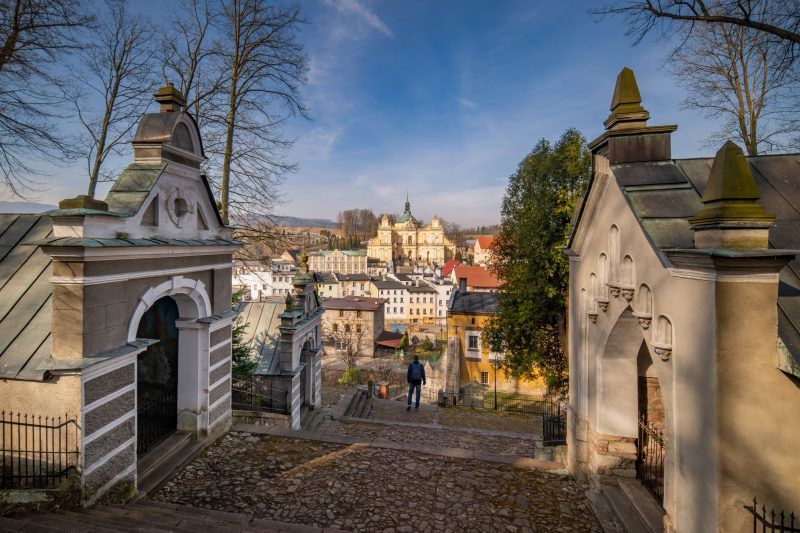 Widok na miasto z góry schodów, po bokach kapliczki.
