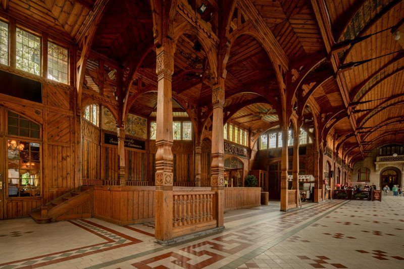 Na zdjęciu wnętrze Hali Spacerowej w Świeradowie-Zdroju – przestronna, pełna światła sala z drewnianymi kolumnami.