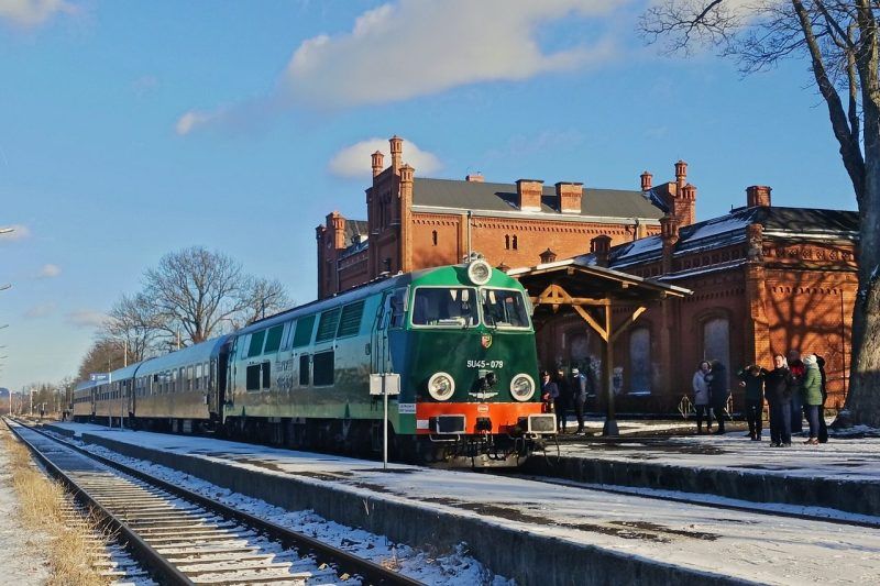 Zdjęcie pociągu na torach. Zdjęcie ilustracyjna turystycznego przejazdu kolejowego w listopadzie 2025