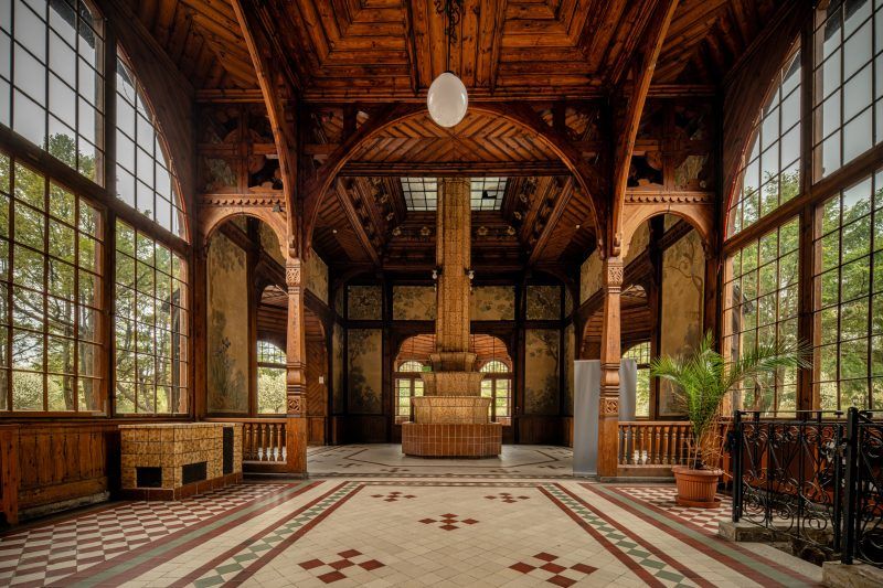 Na zdjęciu wnętrze Hali Spacerowej w Świeradowie-Zdroju – przestronna, pełna światła sala z drewnianymi kolumnami.