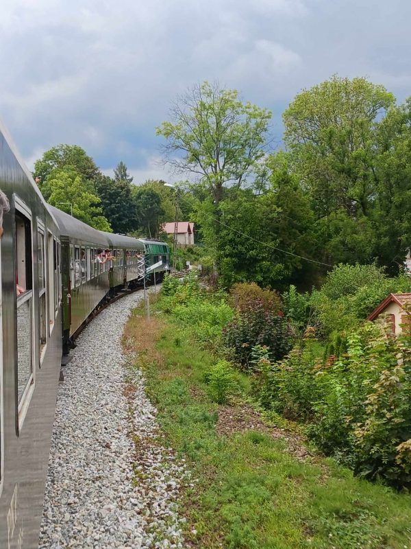 Widok z okna pociągu podczas kolejowego przejazdu turystycznego z KSK Wrocław