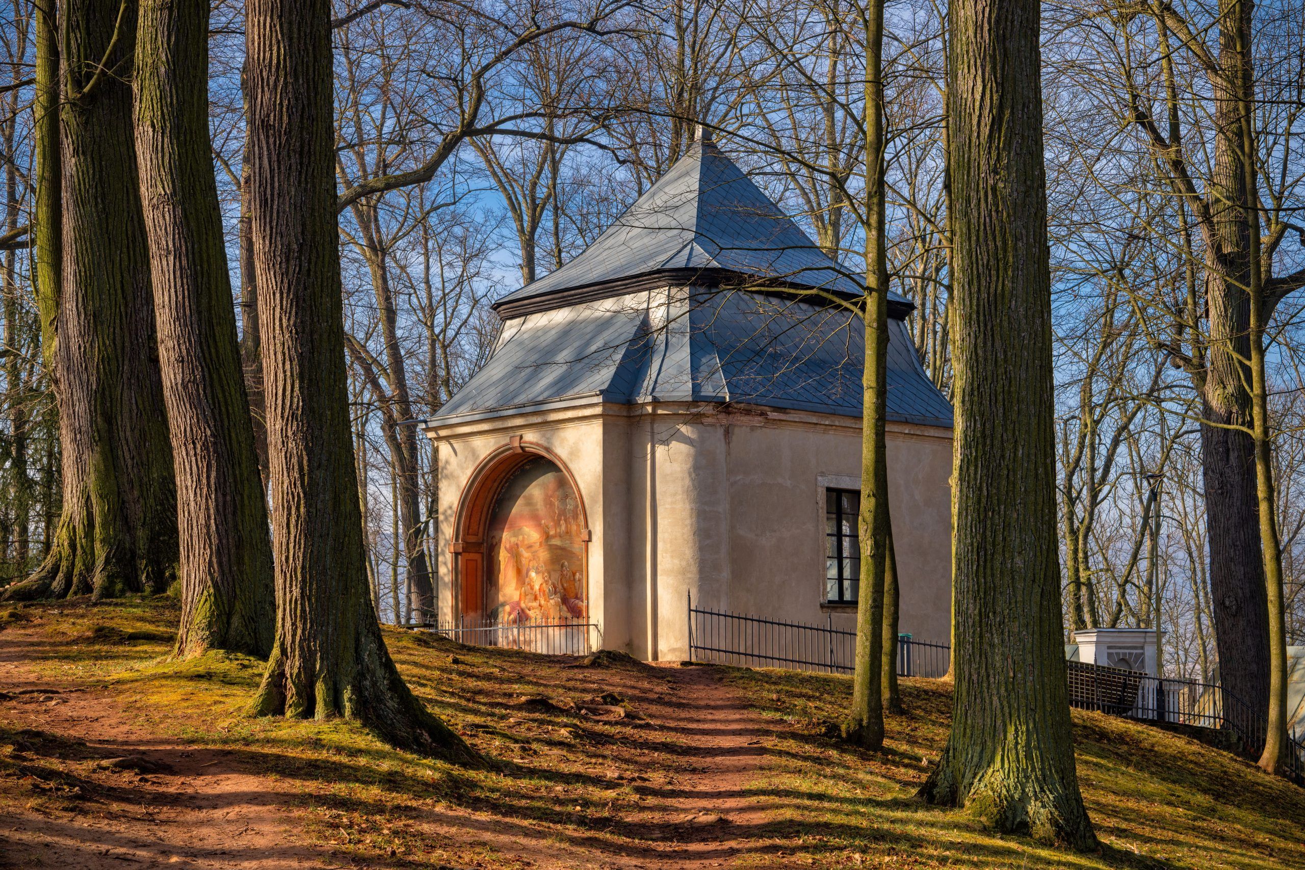 Na zdjęciu widać imponującą bazylikę w wznoszącą się na wzgórzu.
