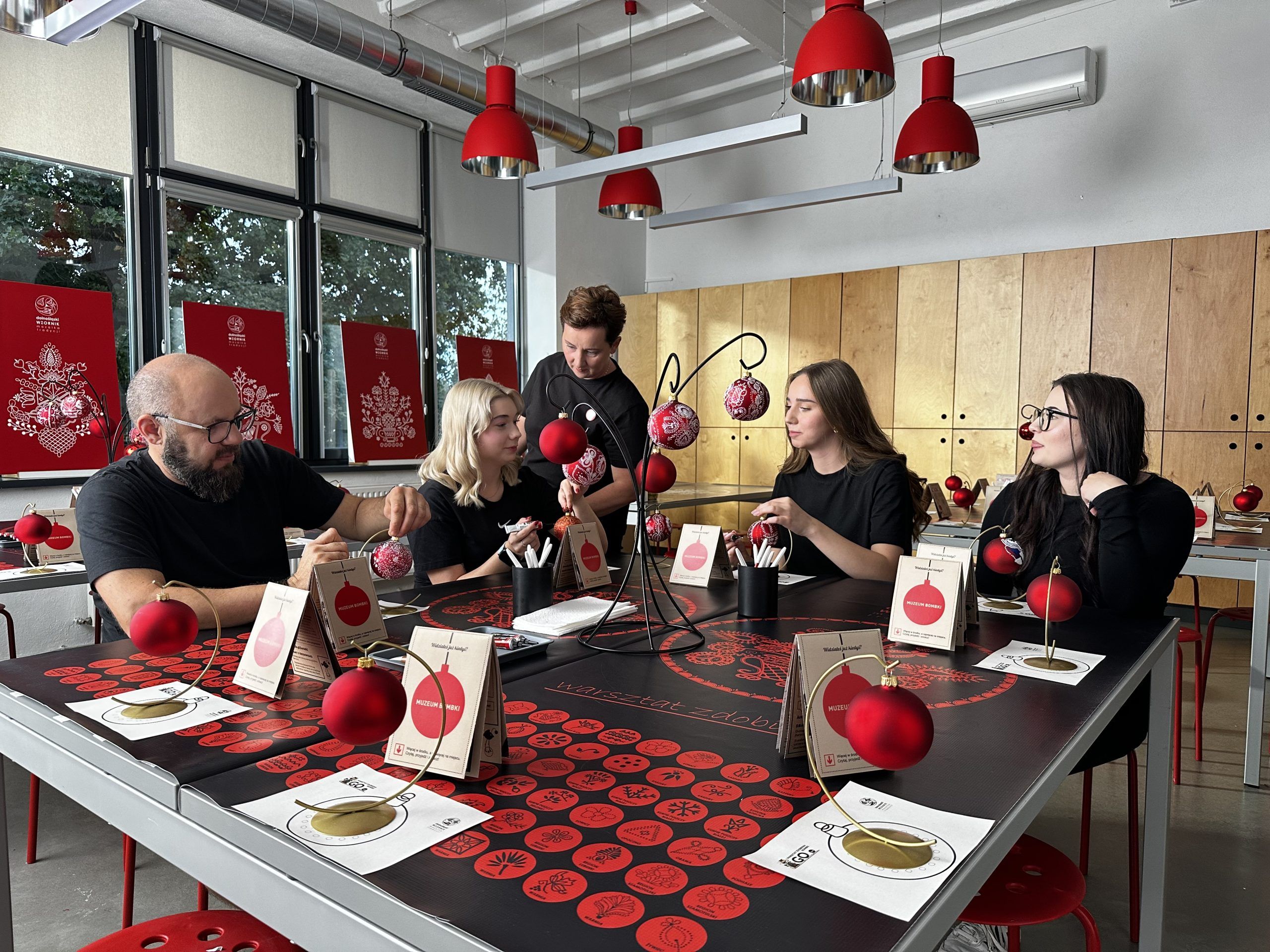 Wnętrze sali w której odbywają się warsztaty artystyczne z malowania bombek