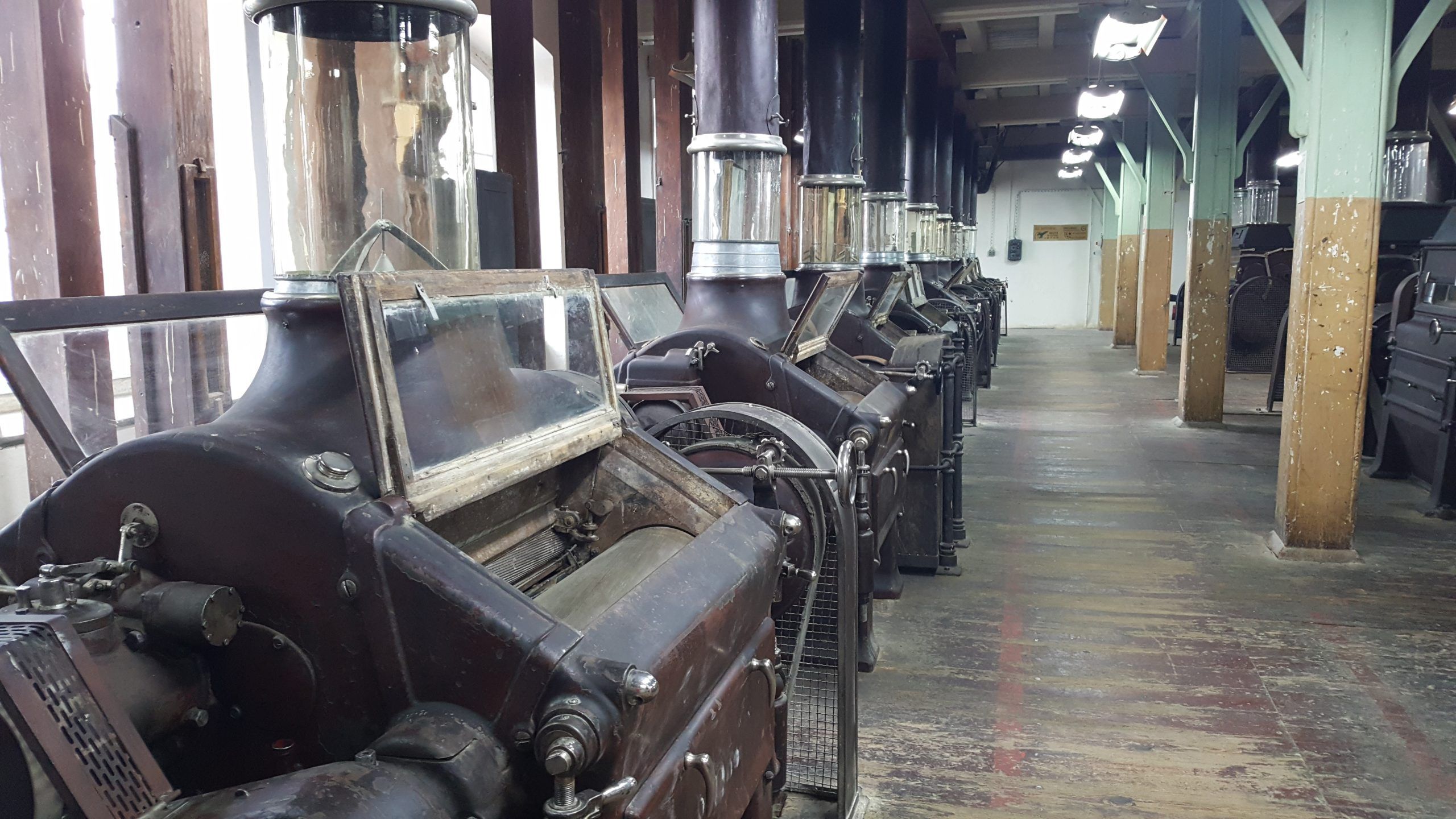 Wnętrze Młynu Hilberta z widocznymi zabytkowymi maszynami