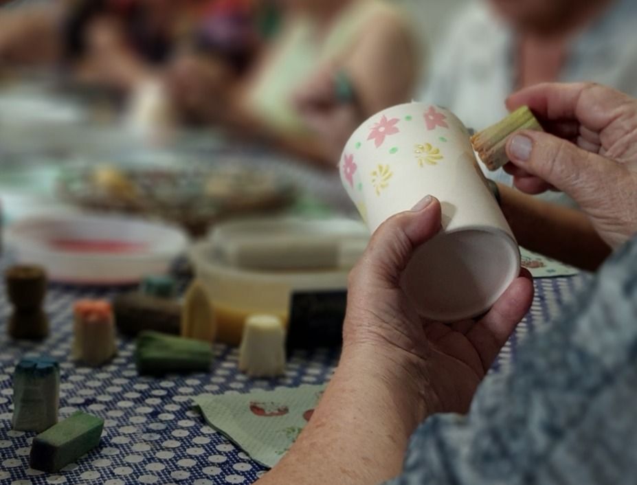 Zbliżenie na ceramiczny kubek podczas dekorowania