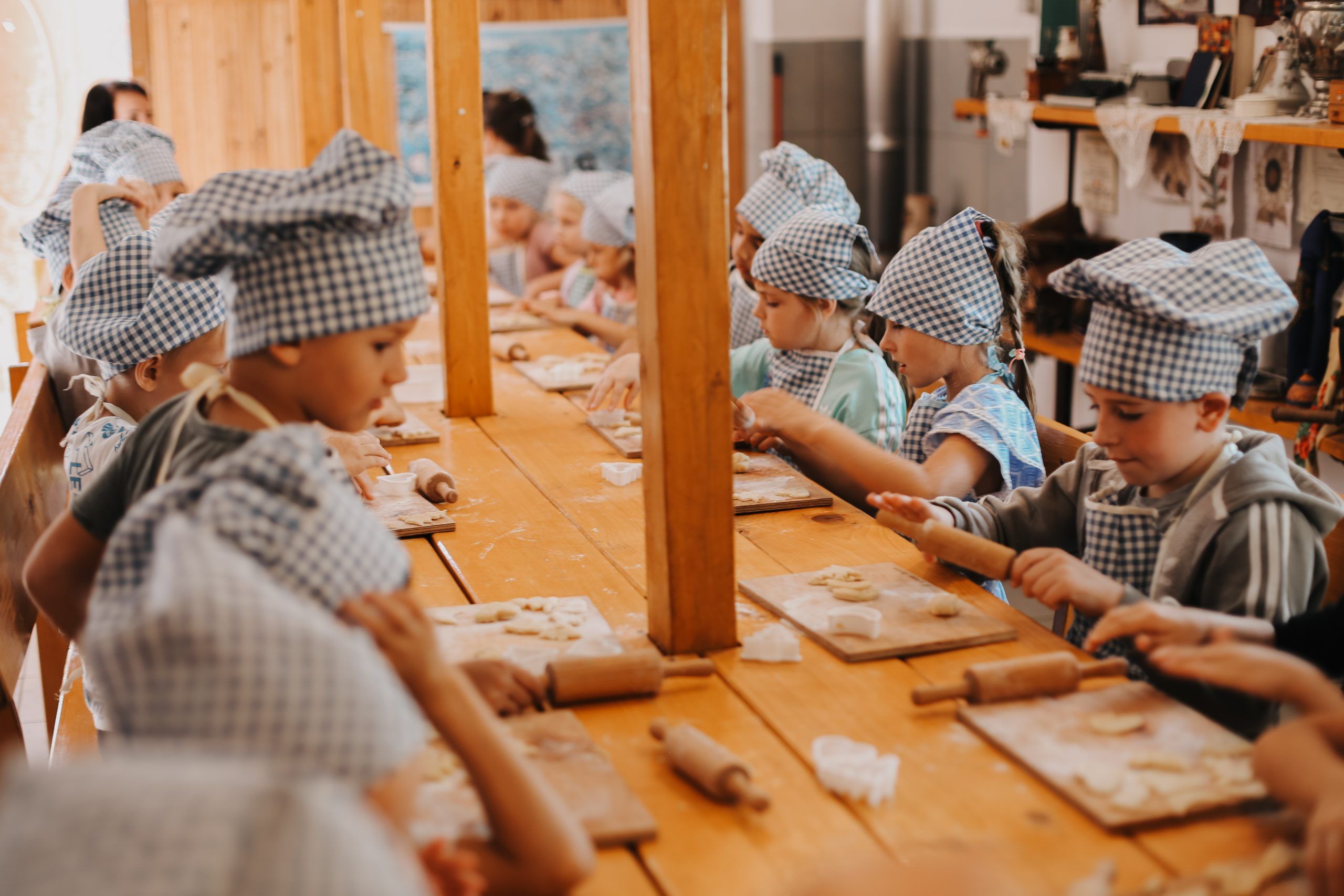 Grupa dzieci podczas warsztatów kulinarnych w Świerkowym Zaciszu