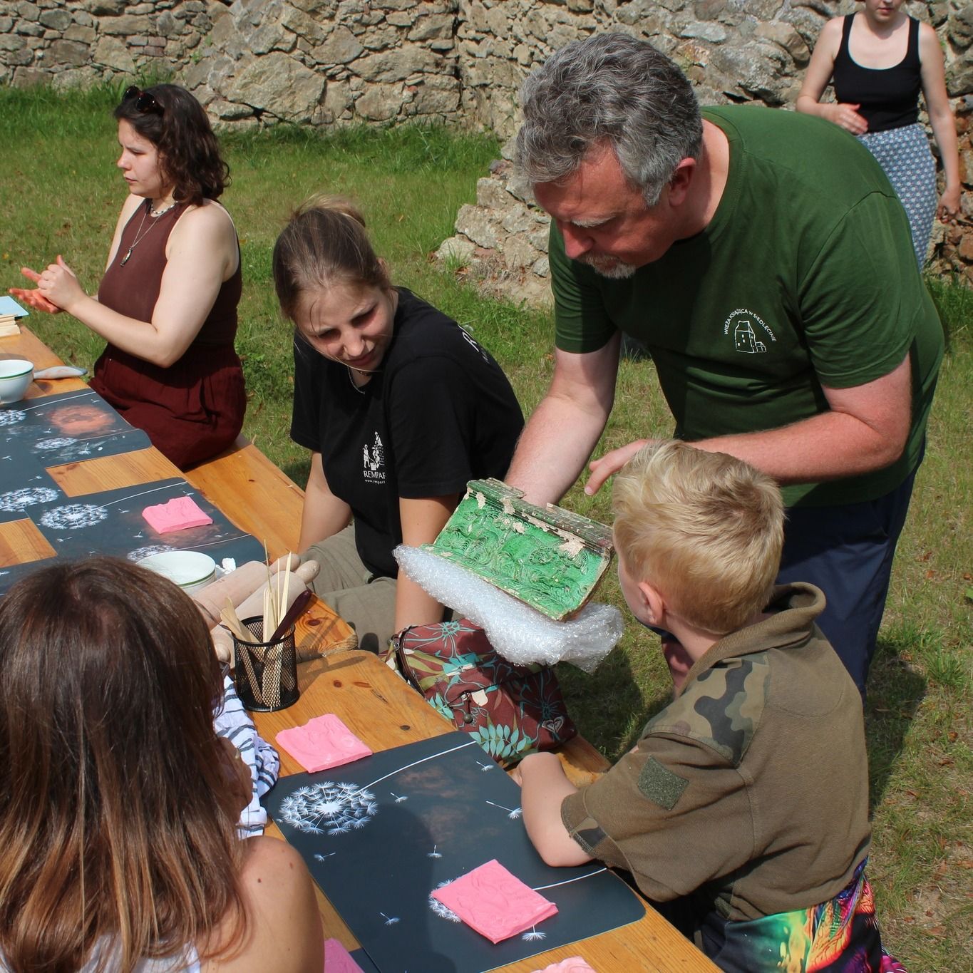 Rysująca kobieta podczas warsztatów w Wieży w Siedlęcinie