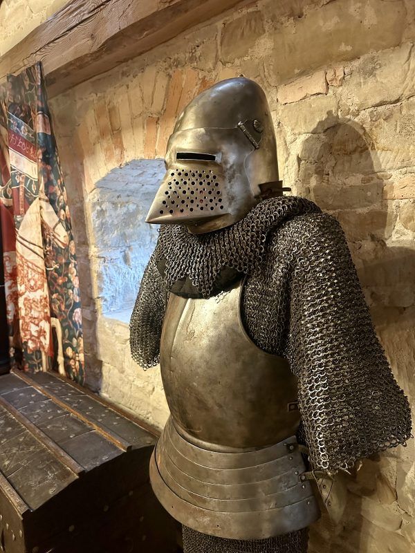 Wnętrza Wieży Jenny a w nich metalowa zbroja z hełmem i kolczugą