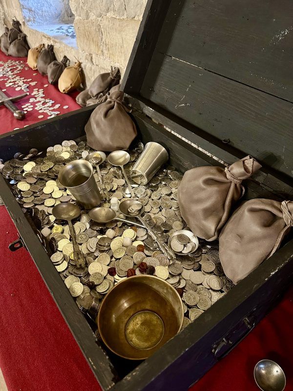 skrzynia z monetami, sakwami i skarbami