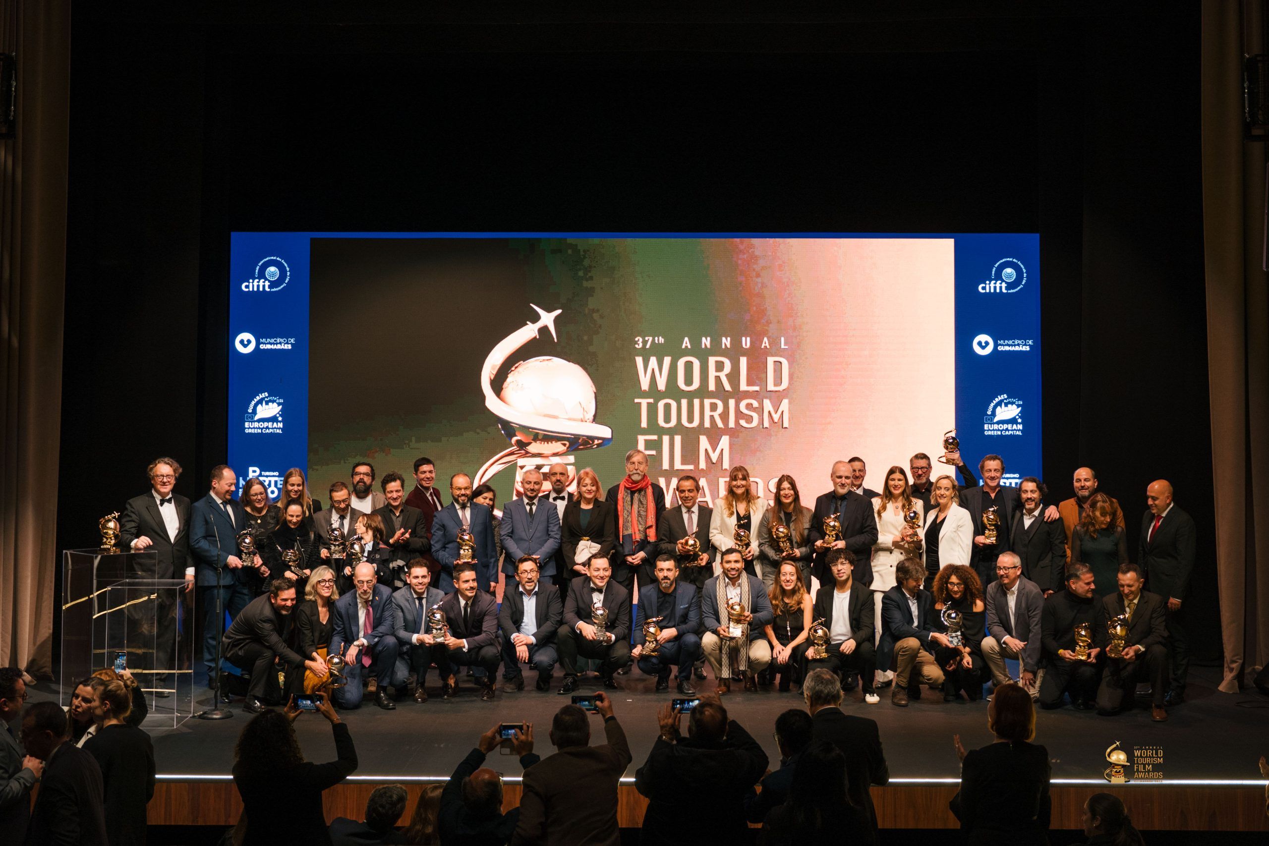 Grupowe zdjęcie z uczestnikami konkursu na najlepszy firm turystyczny