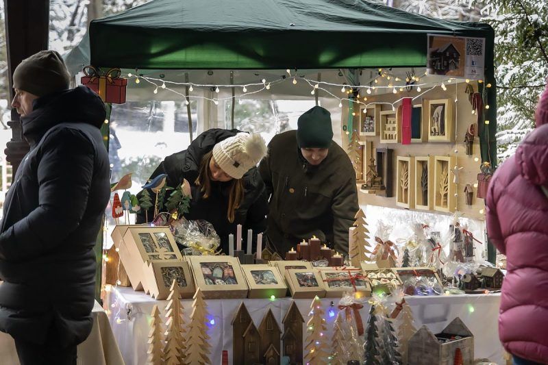 Turyści spoglądają na asortyment stoiska podczas jarmarku w Szczawnie-Zdroju
