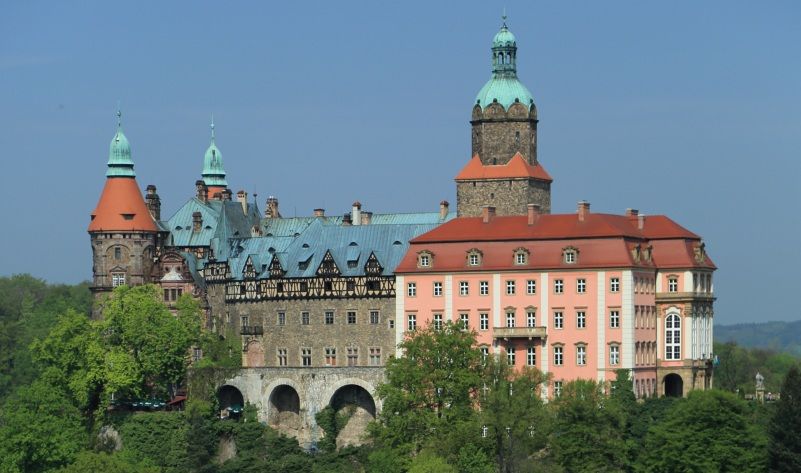 Nieaktualne zdjęcie Zamku Książ przedstawiające kolorową fasadę budynku