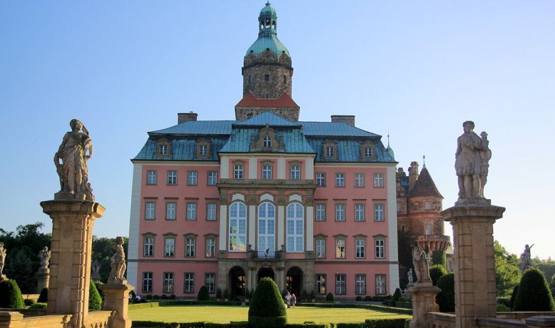 Stare zdjęcie zamku książ przedstawiające jego fasadę