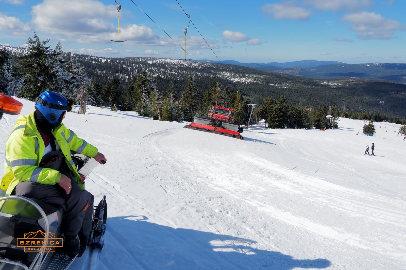 Stok i pług podczas dośnieżania i oczyszczania stoku w ośrodku narciarskim