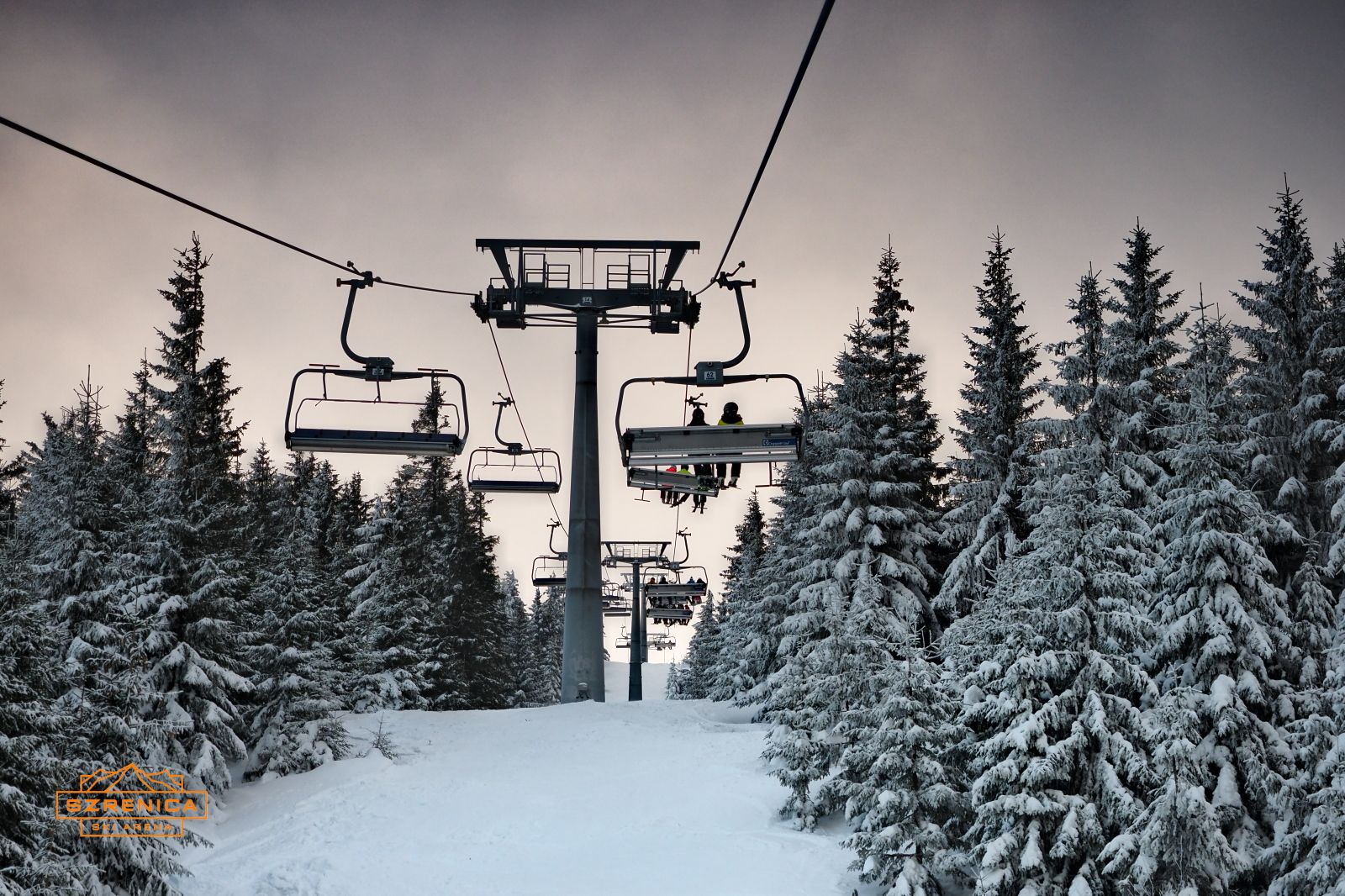 Wyciąg narciarski - kanapy podczas jazdy