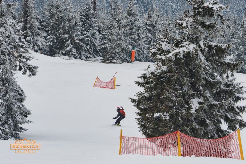 Stok narciarski z snowboardzistą podczas jazdy