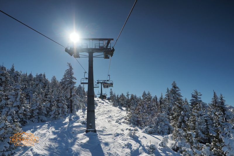 Wyciąg narciarski z widocznymi błękitnym niebem
