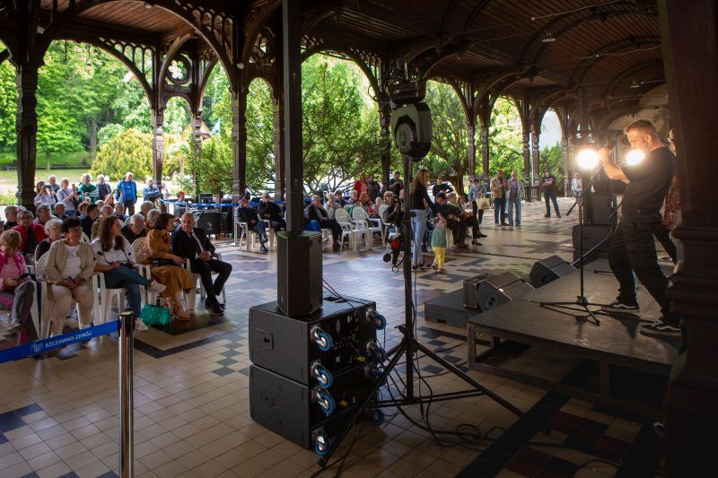 Wydarzenie na scenie w Hali Spacerowej Szczawna-Zdroju