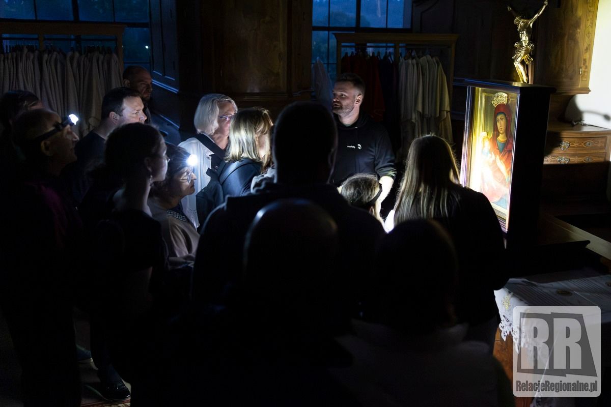 Zdjęcie grupy turystów podczas nocnego zwiedzania w Krzeszowie