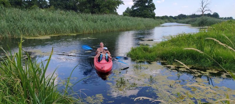 Para turystów podczas spływu kajakiem na Odrze