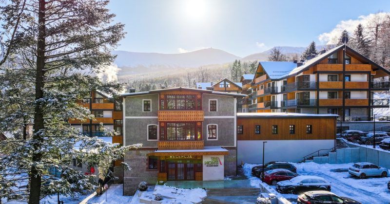 Widok z drona na elewację hotelu tremonti w Karpaczu z widoczną Panoramą karkonoszy w tle