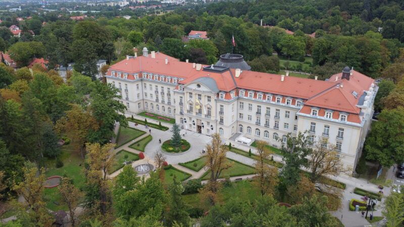 Dom Zdrojowy w Szczawnie-Zdroju po remoncie elewacji 2026 widziany z drona