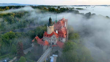 Zamek Czocha sfotografowany z drona i otoczony gęstą mgłą
