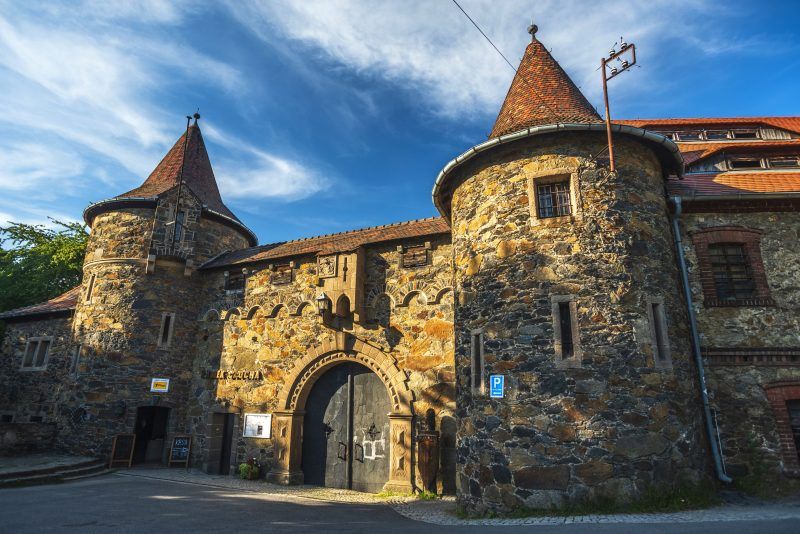 Budynek bramny Zamku Czocha z masywnymi wieżyczkami flankującymi wrota