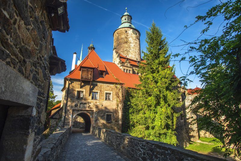 Trasa na jeden z dziedzińców Zamku Czocha z widoczną bryłą zamku