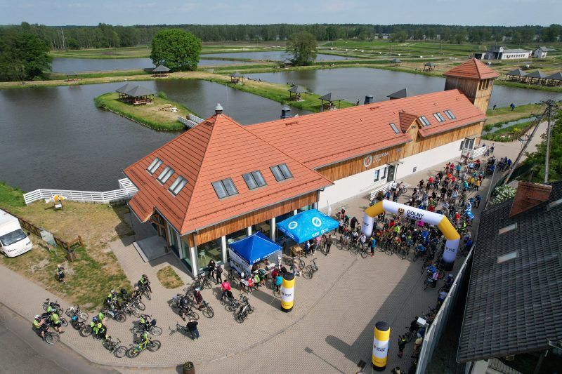 Zdjęcie z drona na Hotel Naturum położony między stawami Doliny Baryczy