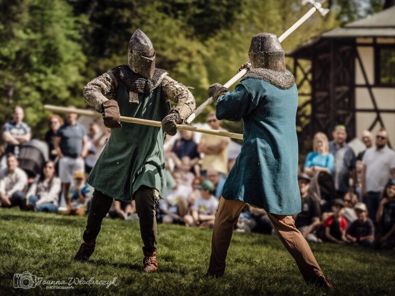 Dwóch rycerzy w strojach z epoki podczas pokazu walk historycznych